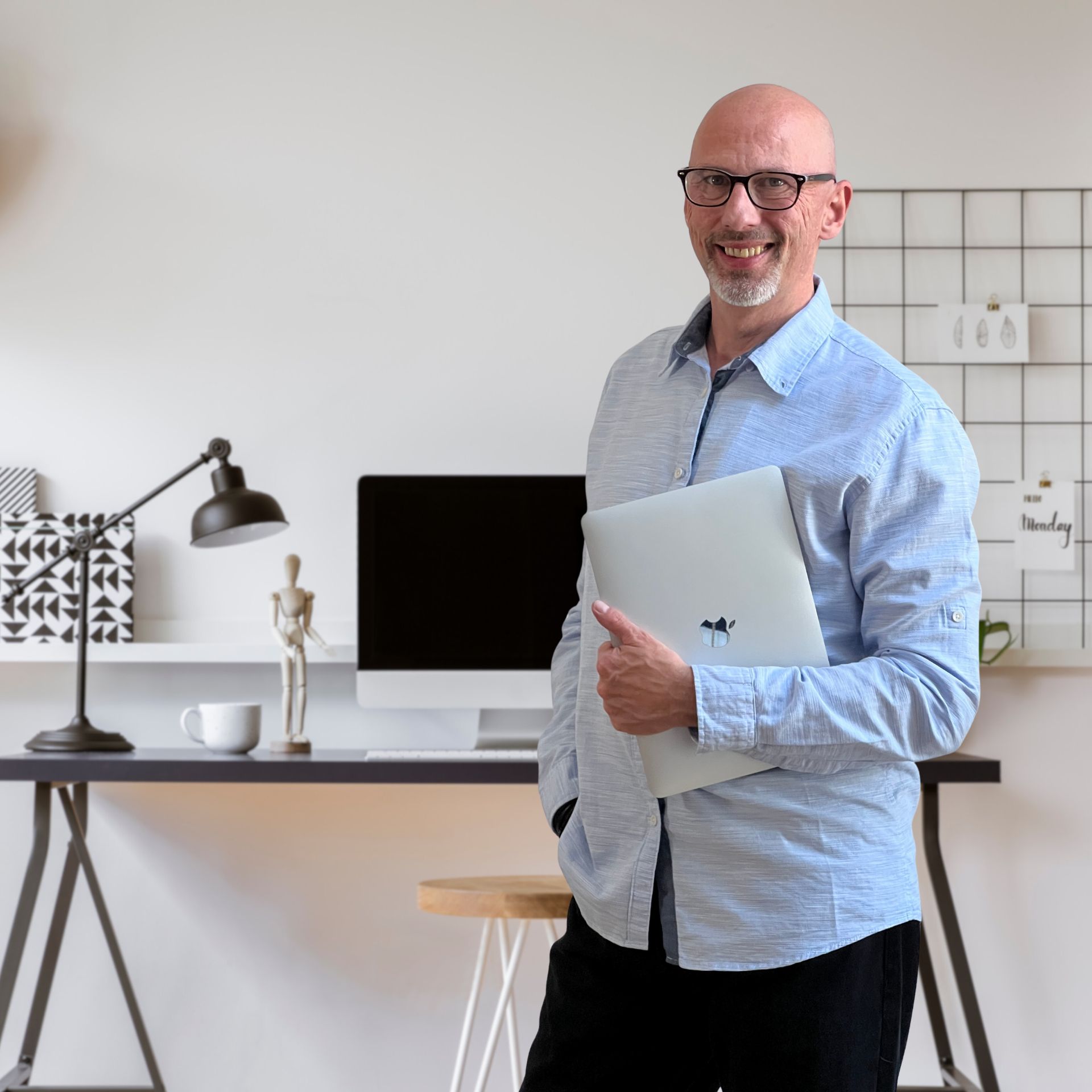 Gernot Artner mit Laptop im Büro Gernot Artner mit Laptop im Büro