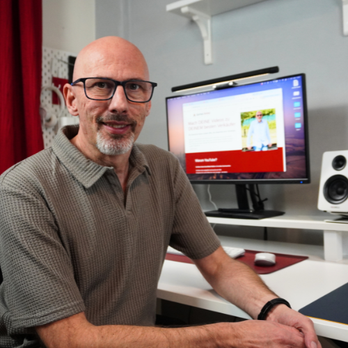 Gernot Artner YouTube Aufbau Klagenfurt Gernot Artner sitzt am Schreibtisch vor dem Computer, wo er für seine Kunden YouTube-Strategien entwickelt.