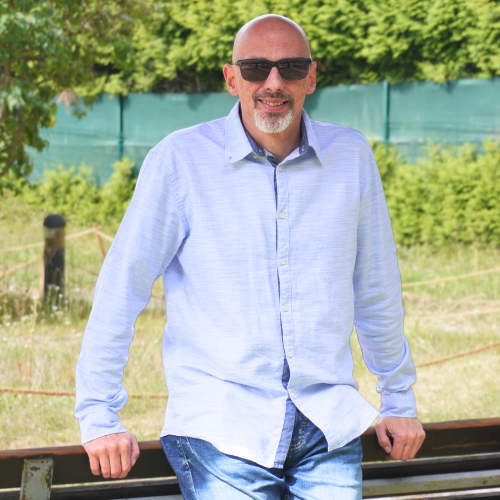 Gernot Artner YouTube Klagenfurt Gernot Artner lehnt an einer Bank am Wörthersee Ufer